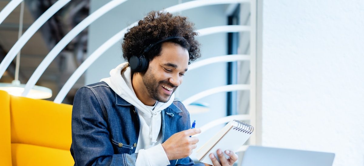 7 Advantages of a SaaS Marketing Freelancer to Streamline Your Growth in 2025