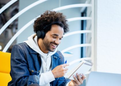 7 Advantages of a SaaS Marketing Freelancer to Streamline Your Growth in 2025